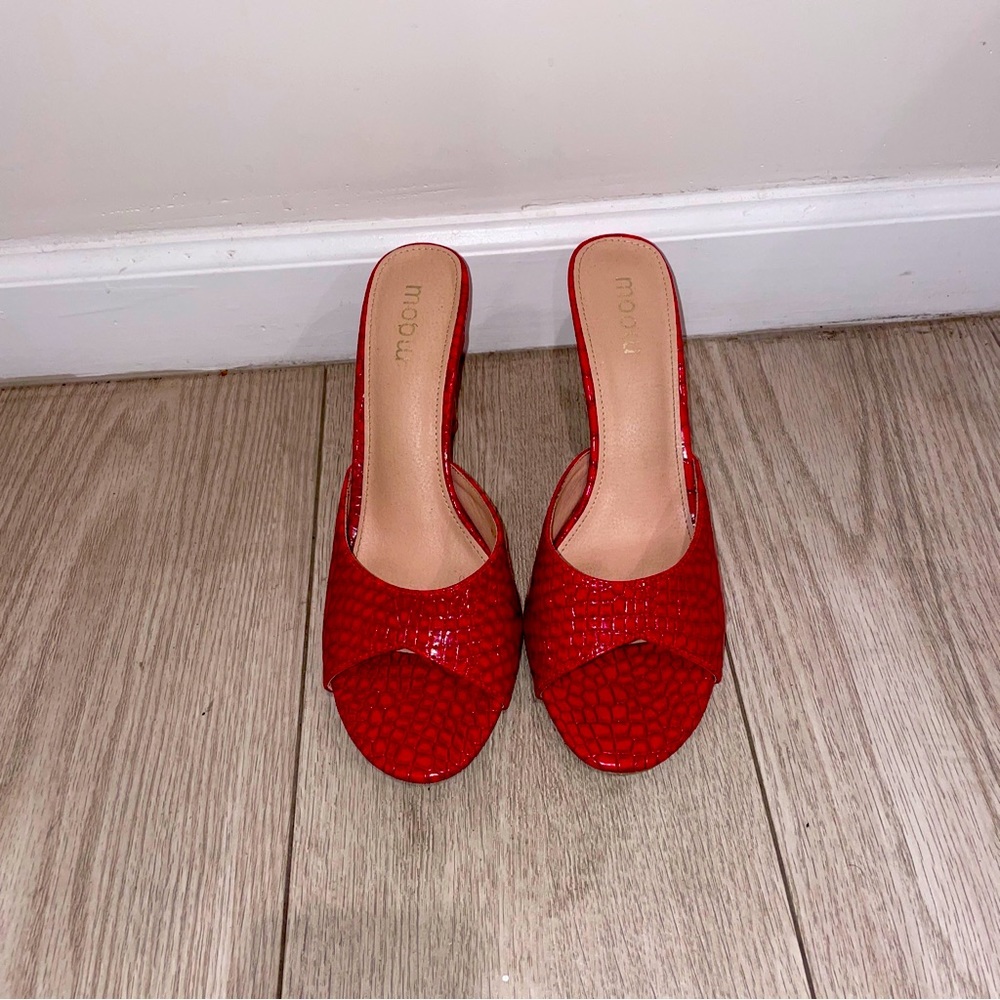 Stunning Moow red heels, a comfortable fit and a touch of sophistication.
